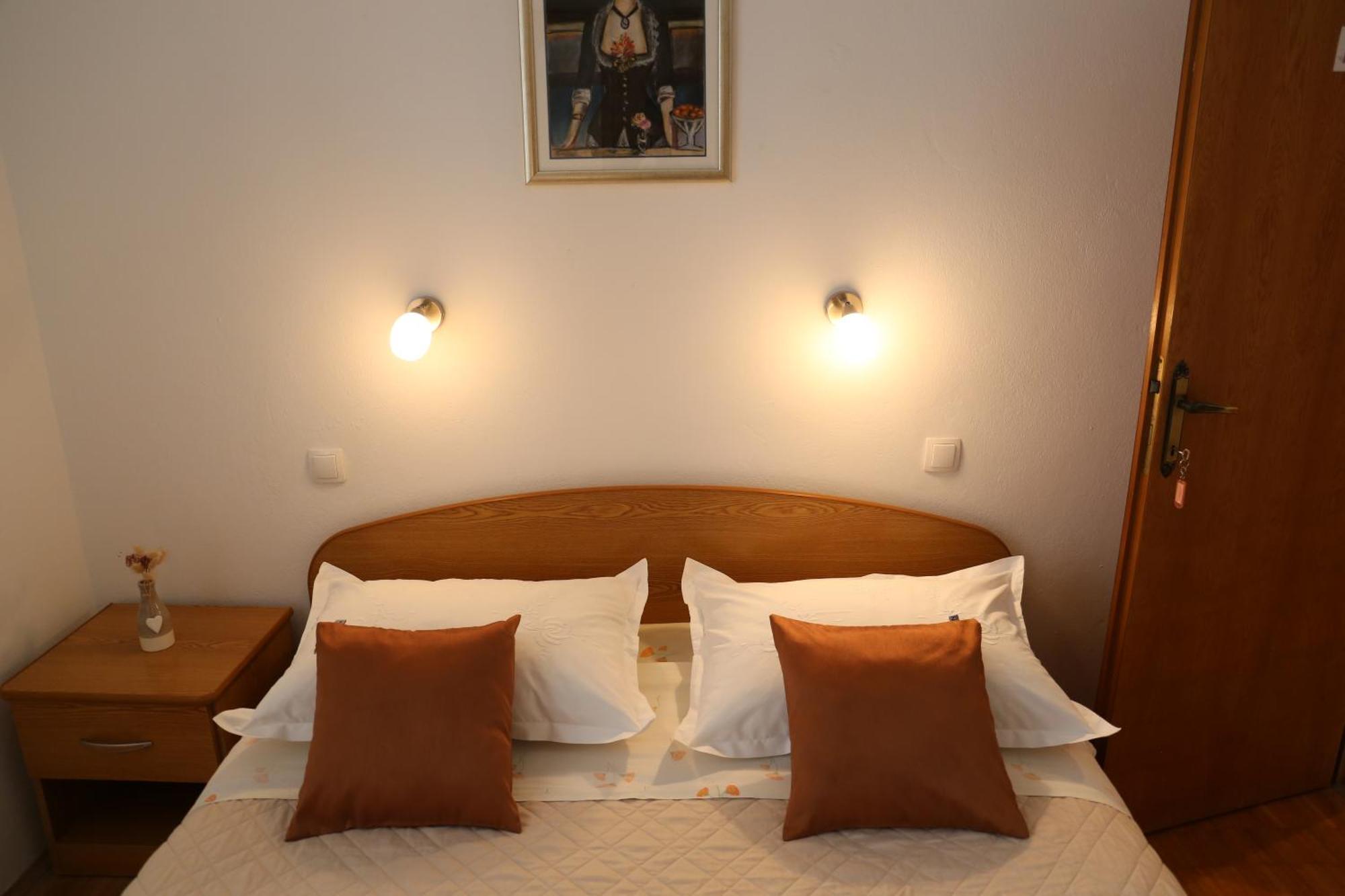 Coosy Rooms Katarina Lumbarda Szoba fotó